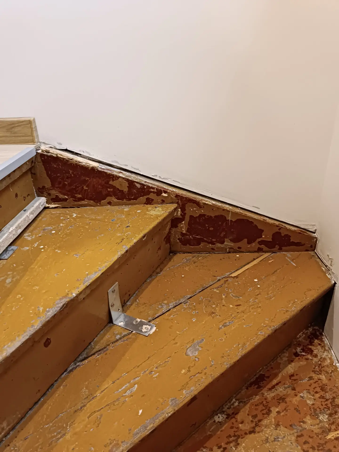 Montaż nakładek dębowych na schody