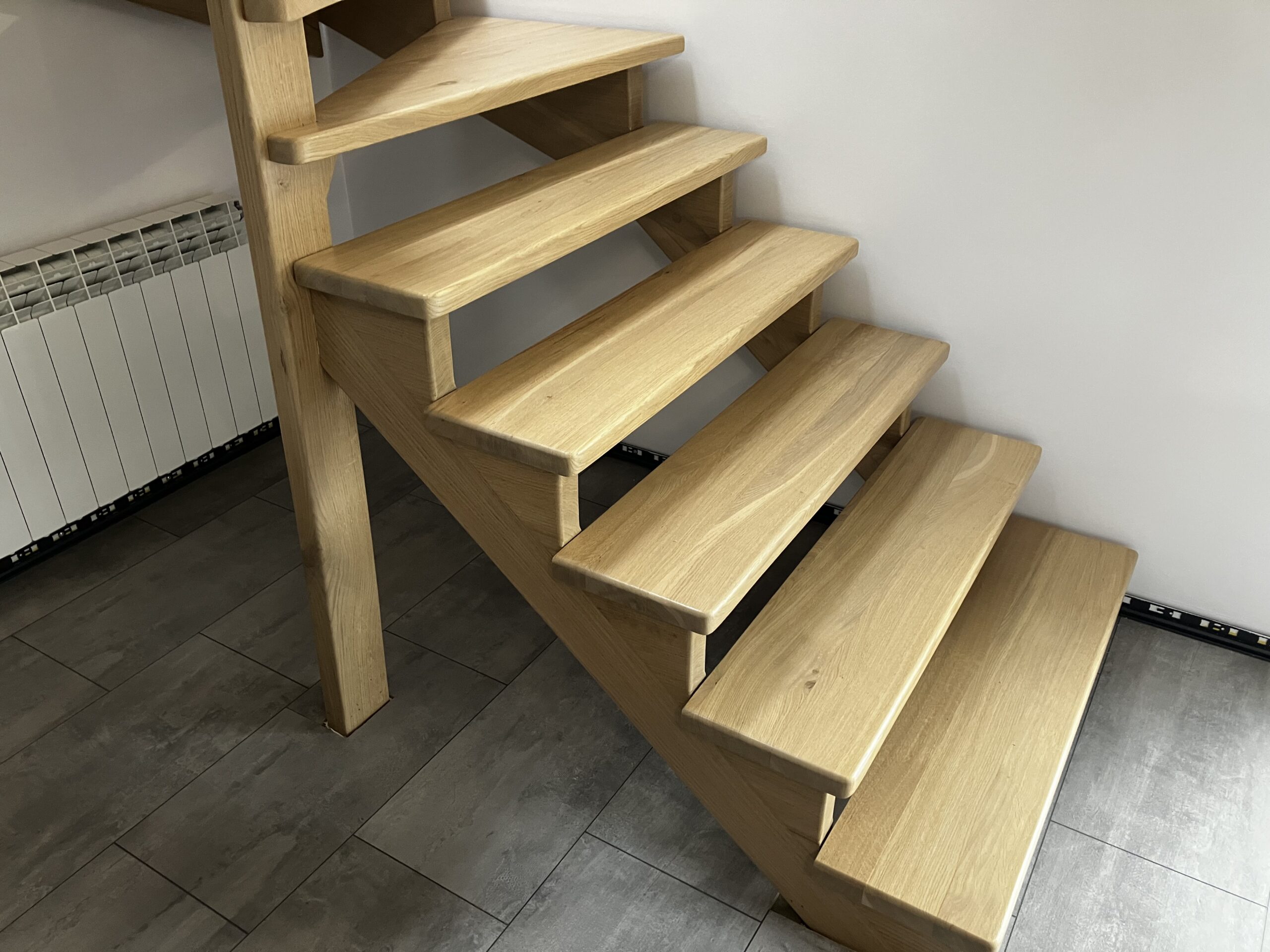 Cyklinowanie schodów drewnianych. Efekt naturalnego dębu – schody ażurowe