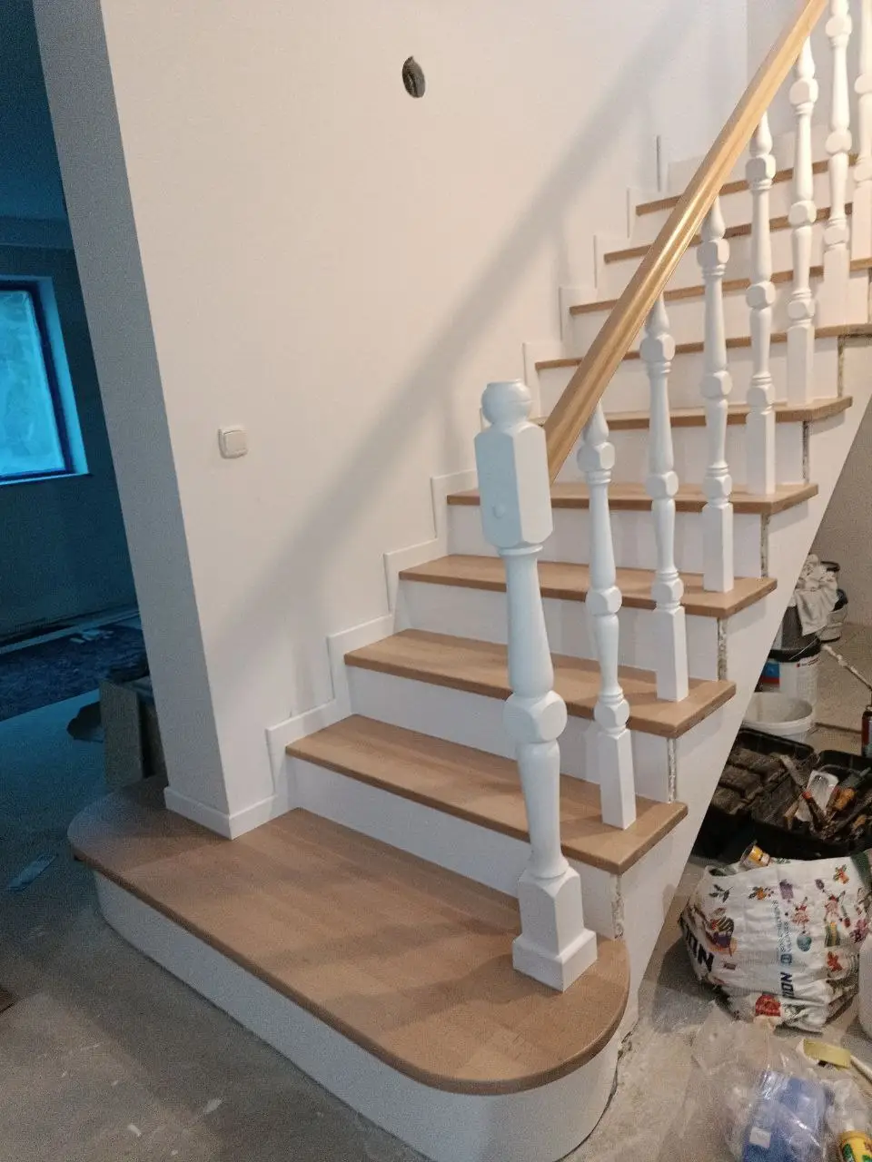 Odnowienie schodów, renowacja. Bukowe schody rozjaśniane