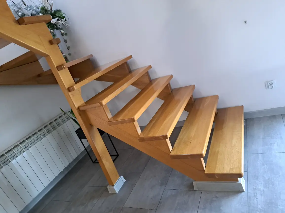 Cyklinowanie schodów drewnianych. Efekt naturalnego dębu – schody ażurowe