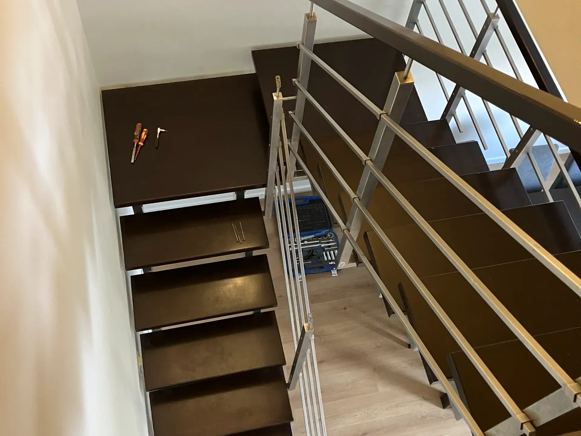 Renowacja schodów drewnianych na metalowej konstrukcji