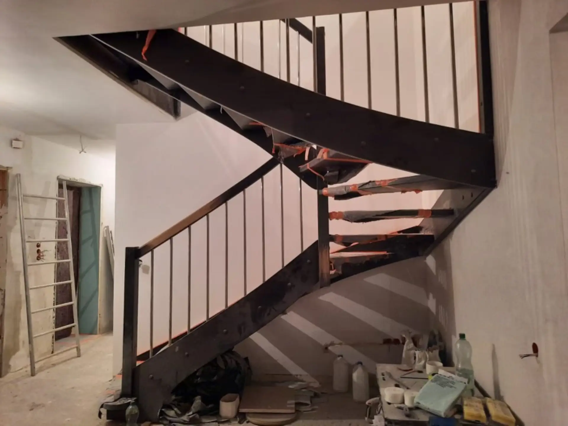 Renowacja schodów ażurowych, wymiana balustrady