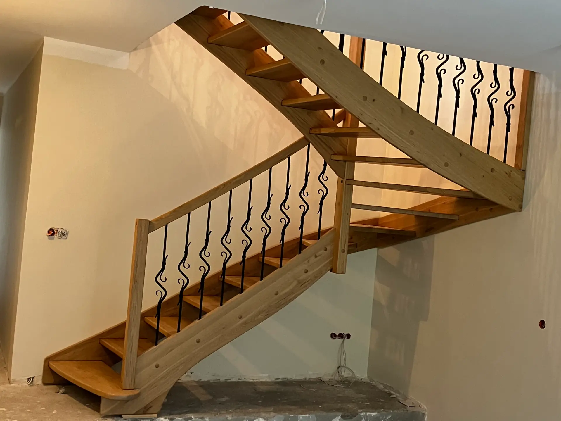 Renowacja schodów ażurowych, wymiana balustrady