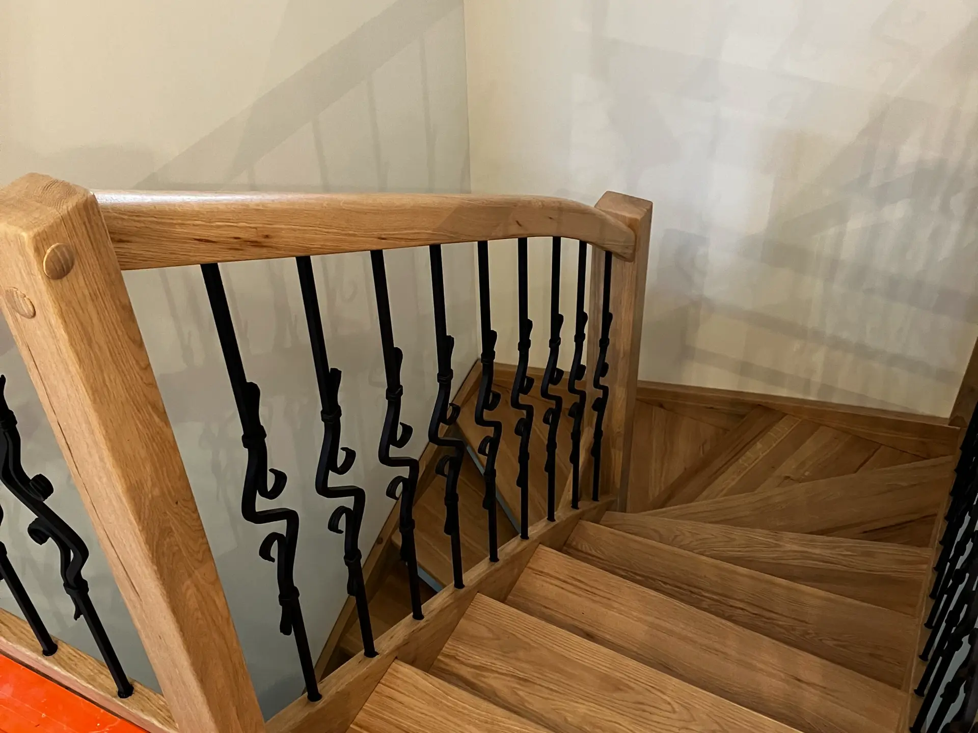 Renowacja schodów ażurowych, wymiana balustrady