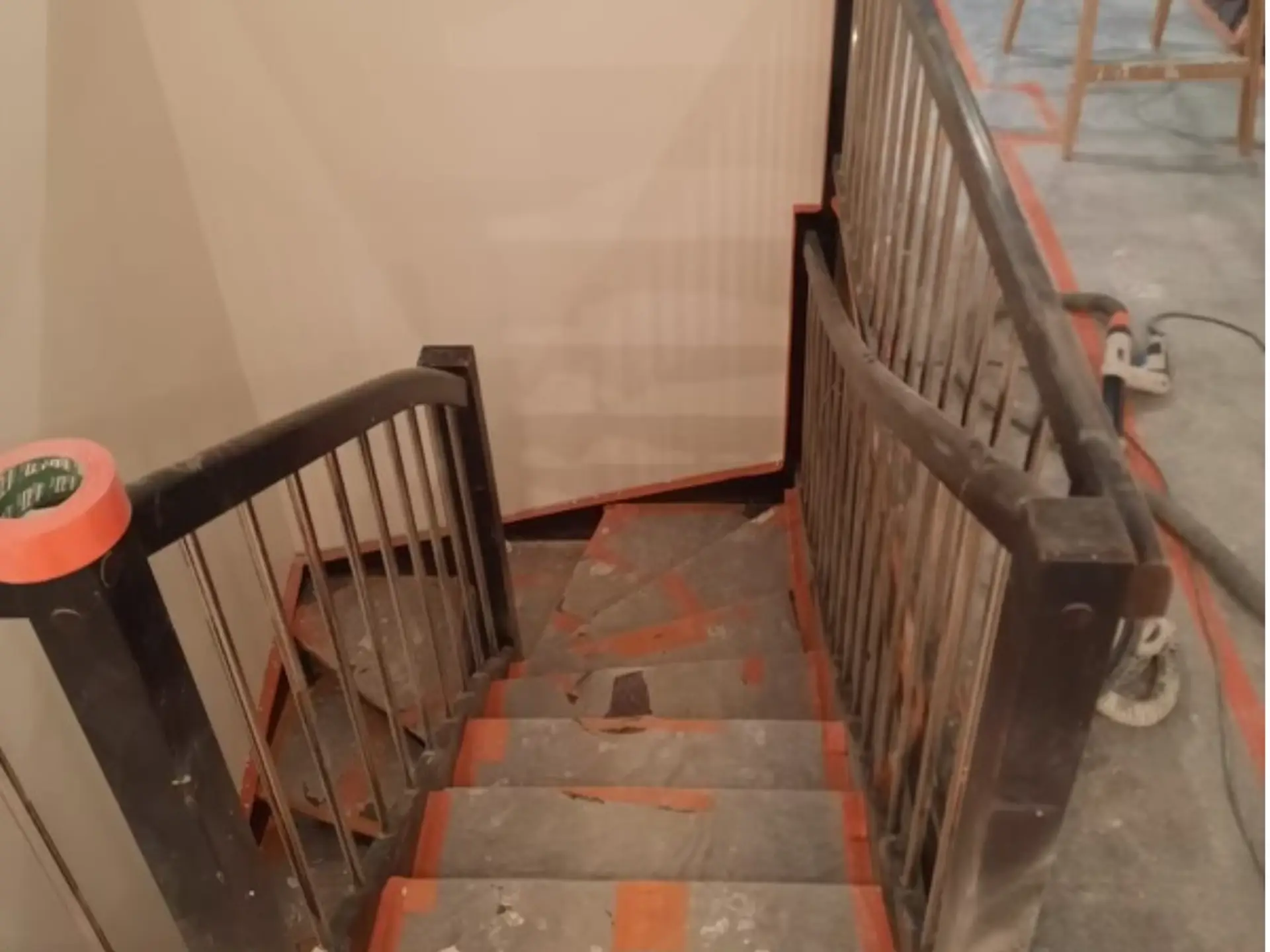 Renowacja schodów ażurowych, wymiana balustrady