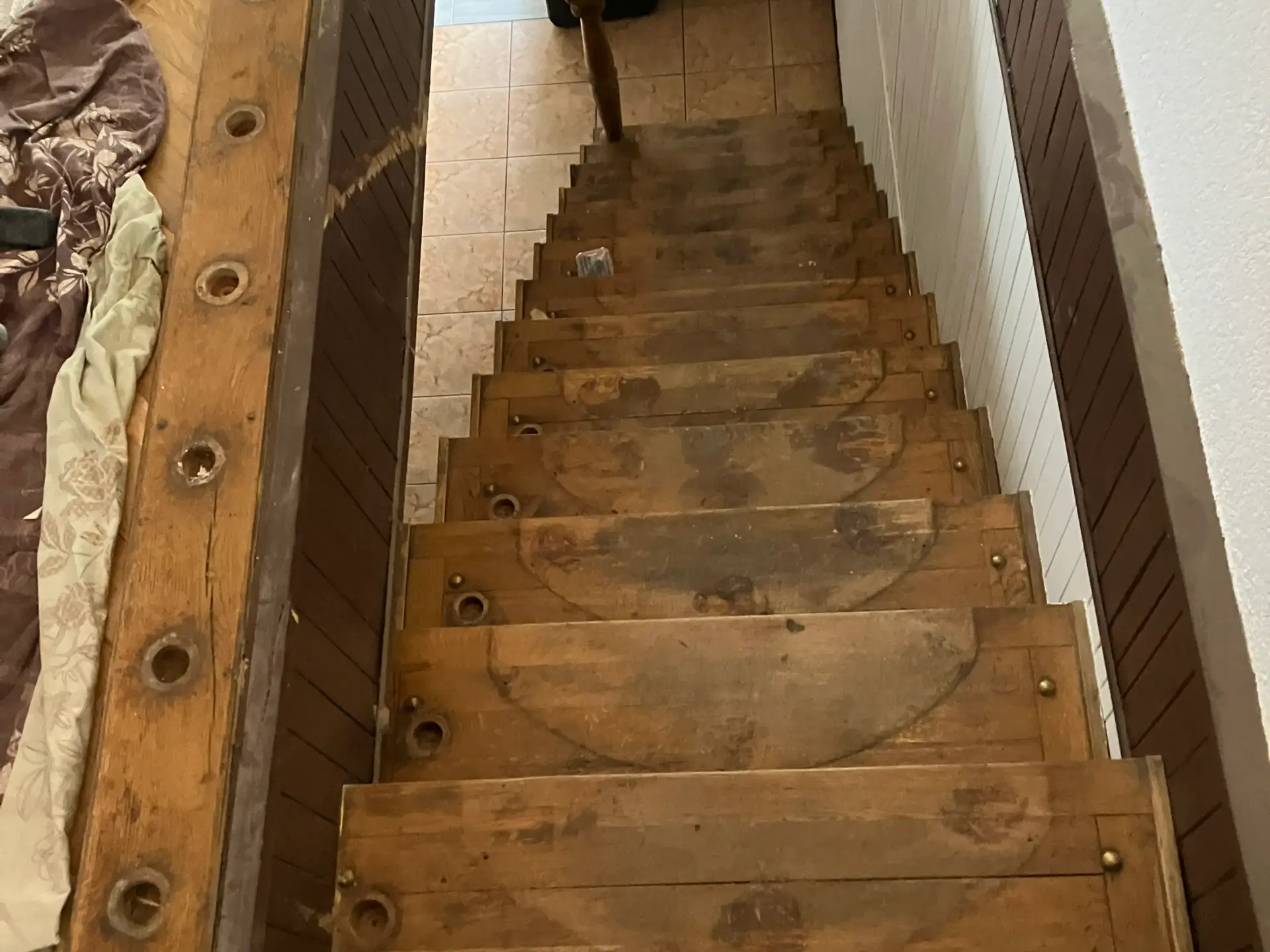 Renowacja schodów drewnianych na stelażu