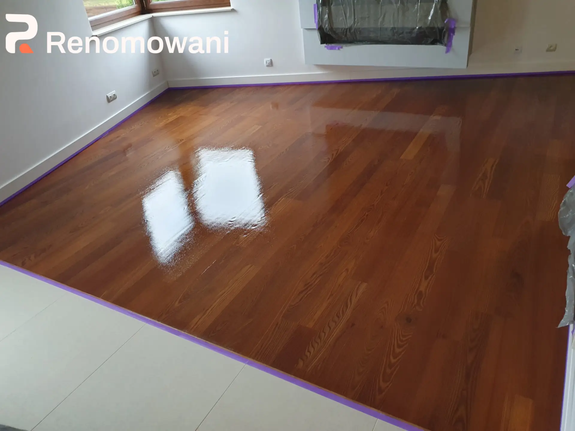 Odnowiona podłoga drewniana po cyklinowaniu i lakierowaniu w Kutnie