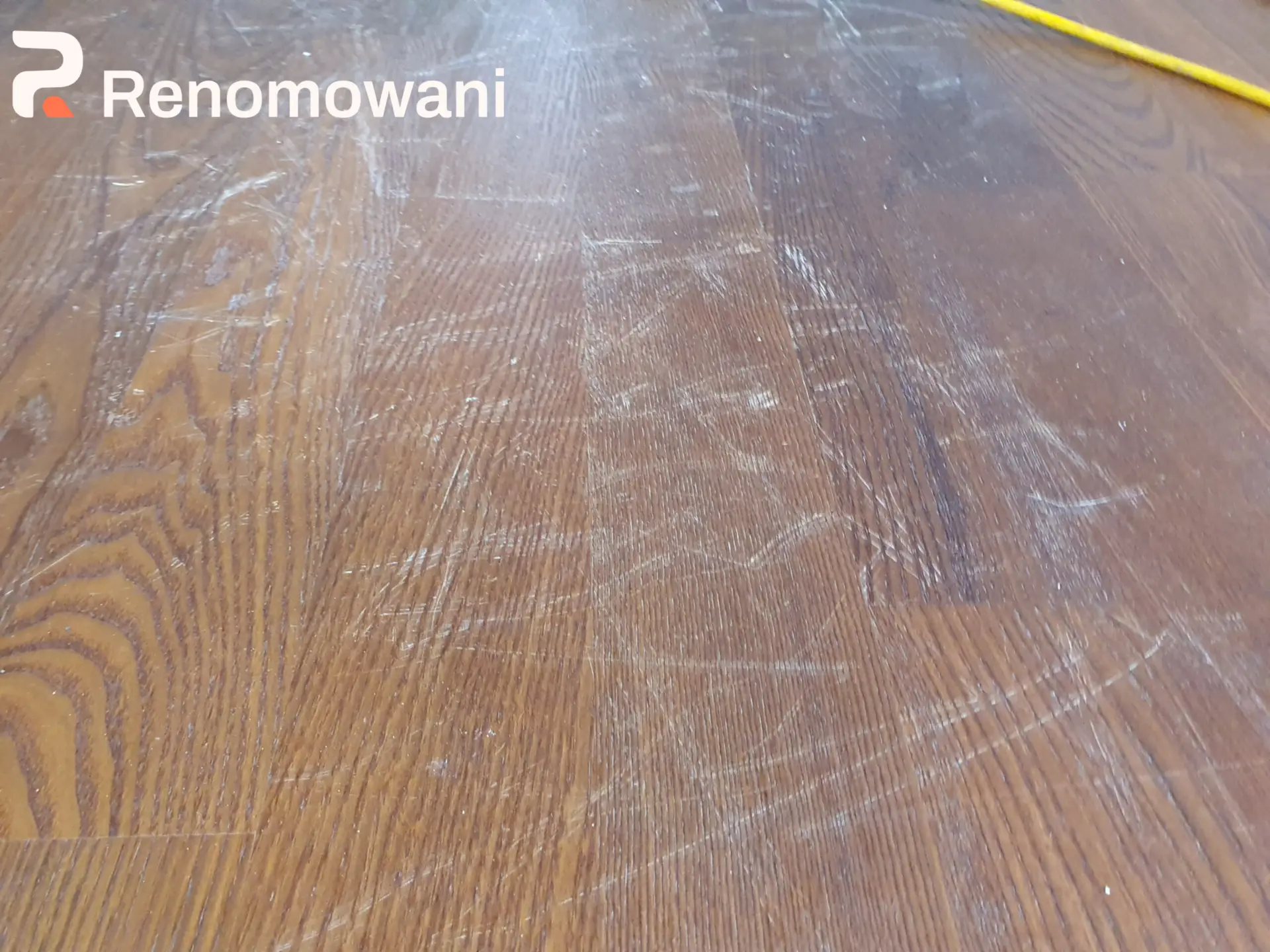 Zniszczona podłoga drewniana przed cyklinowaniem w Kutnie