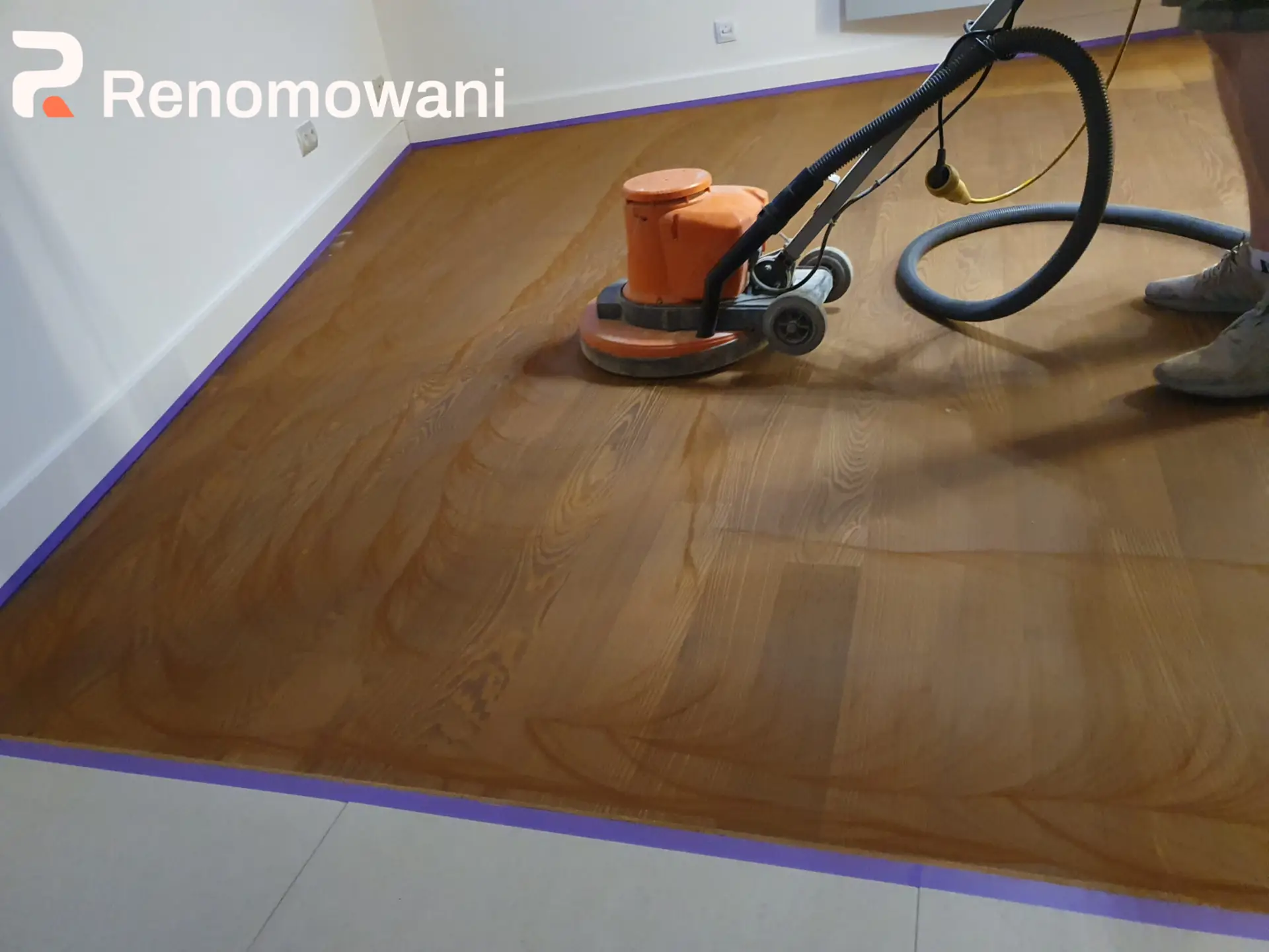 Cyklinowanie i szlifowanie podłogi drewnianej w trakcie renowacji w Kutnie. Kutno