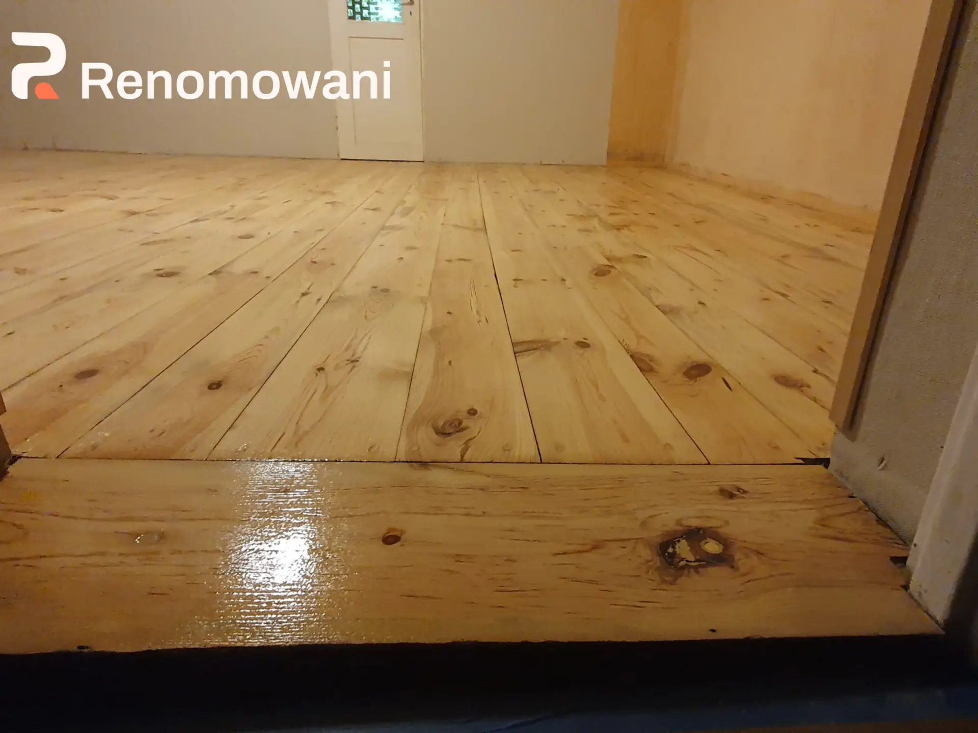 Nowa podłoga drewniana po cyklinowaniu i renowacji