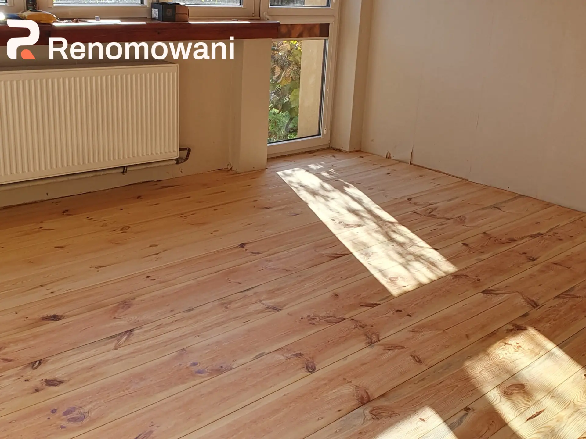 Nowa podłoga z litych desek po renowacji i cyklinowaniu