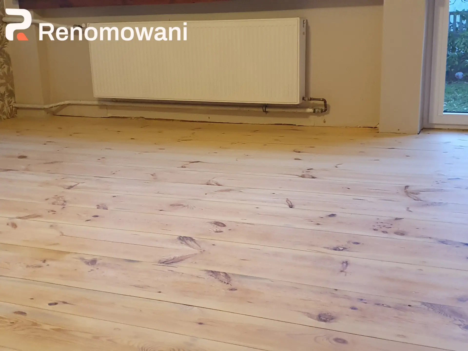 Nowa podłoga z litych desek po cyklinowaniu i renowacji