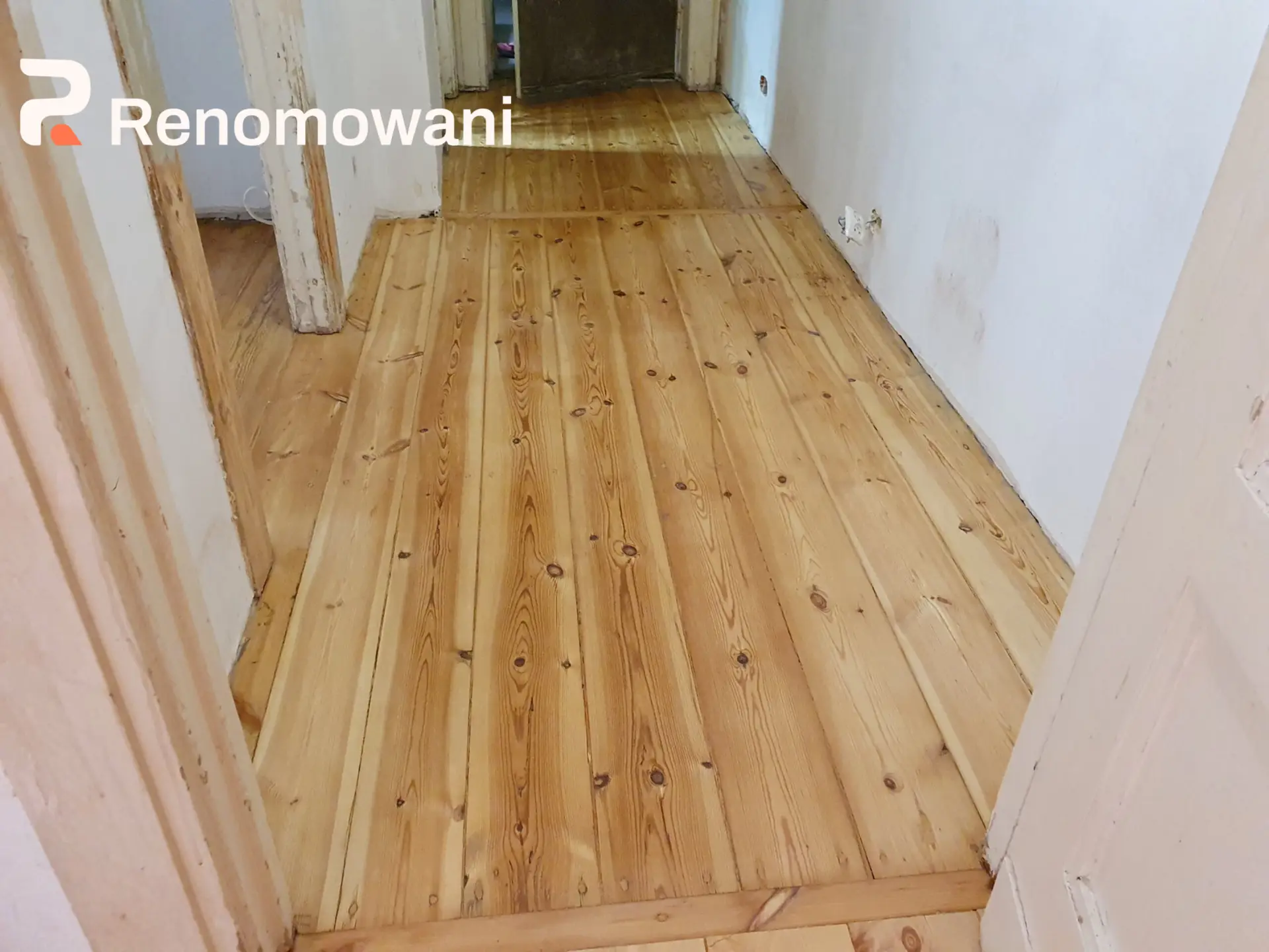 Cyklinowanie podłogi Łódź – efekt po renowacji drewnianych desek w korytarzu.