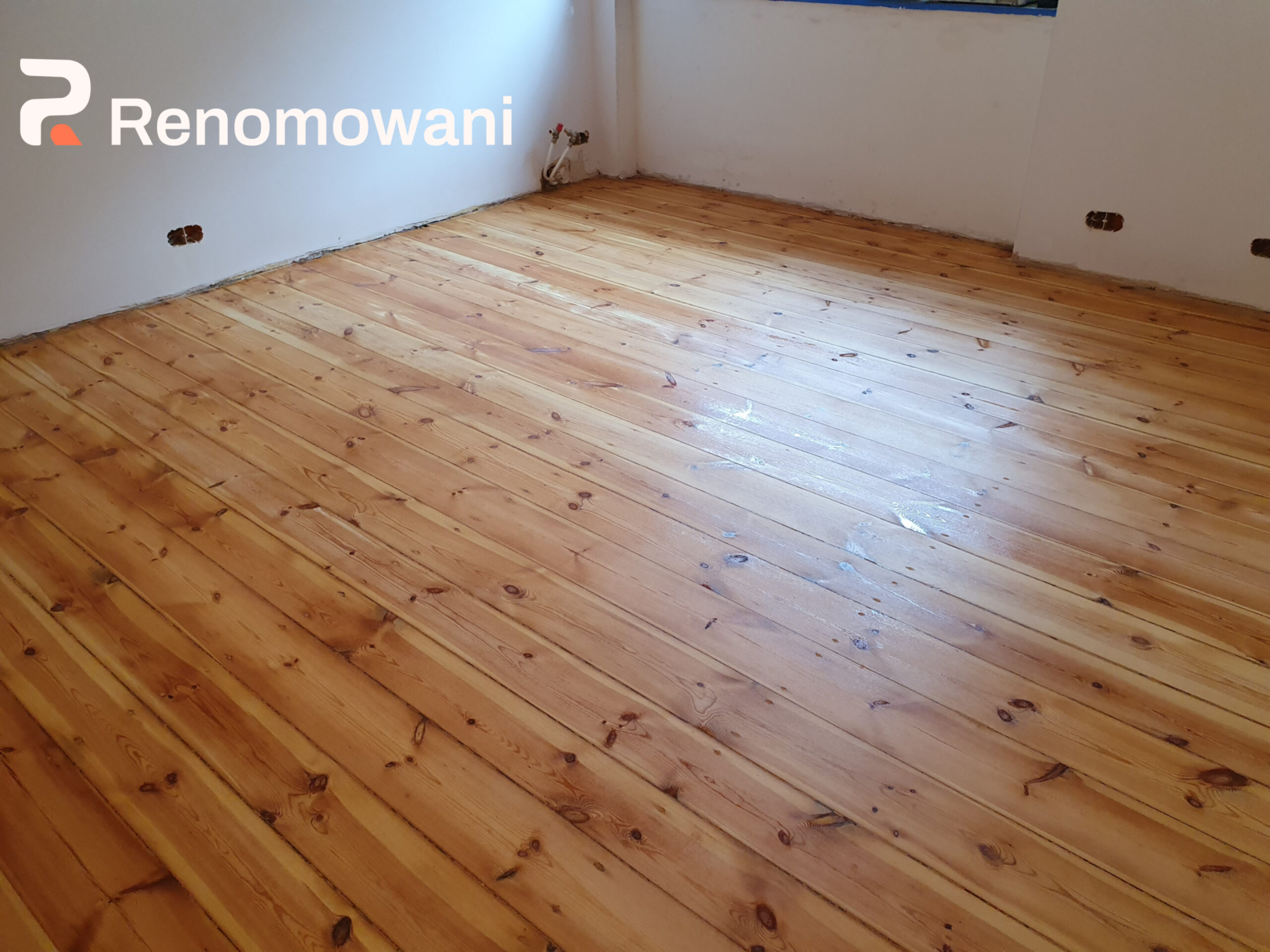 Cyklinowanie podłogi Łódź – efekt po renowacji sosnowych desek podłogowych.